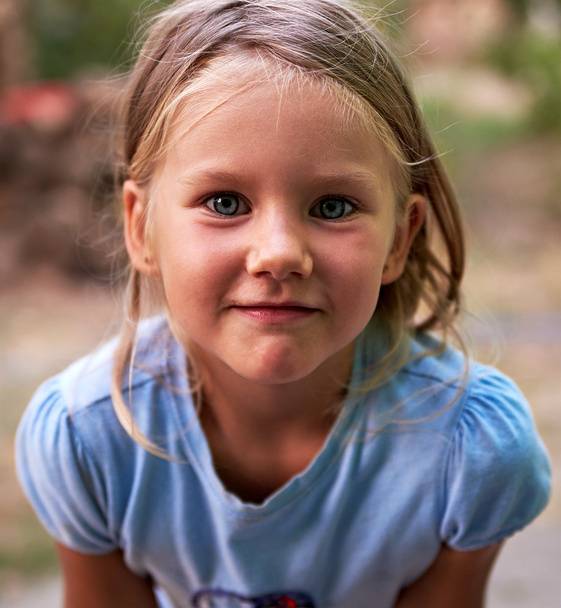 Kis szőke lány portré szabadban - Fotó, kép
