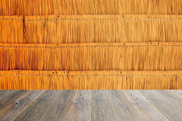 Drewniany taras i suche liście ściana tekstur - Zdjęcie, obraz