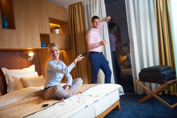 pareja joven en habitación de hotel moderna
 - Foto, imagen