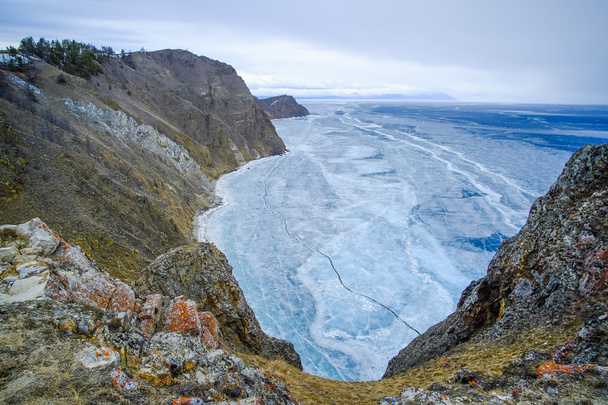 Заморожені озера Байкал з похмурий день - Фото, зображення