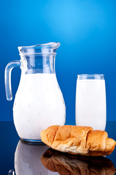 melk en croissant - Foto, afbeelding