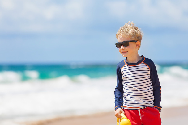 παιδί στην παραλία - Φωτογραφία, εικόνα