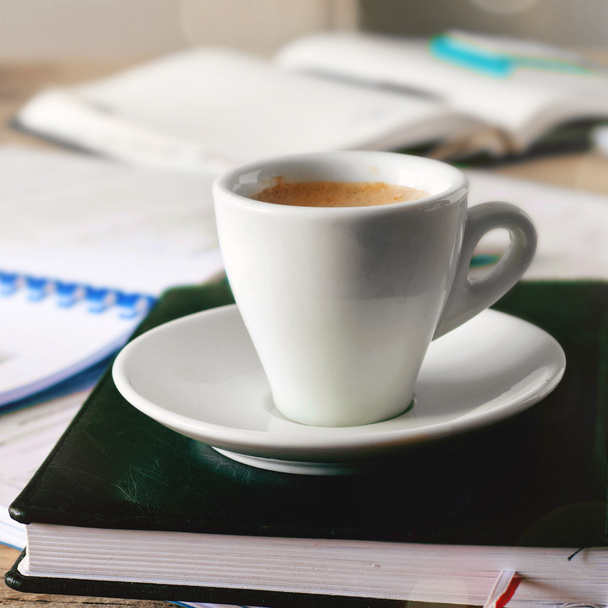 Кубок кофе стоит на дневнике
 - Фото, изображение