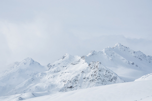 Beautiful winter landscape with snow-covered mountains - Valokuva, kuva