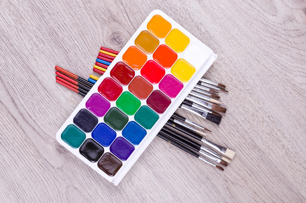 Watercolor paints with brushes on wood - Valokuva, kuva