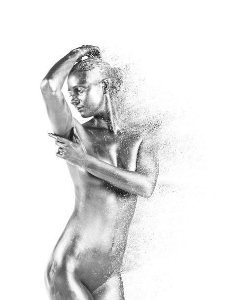 Срібна гола жінка позує
 - Фото, зображення