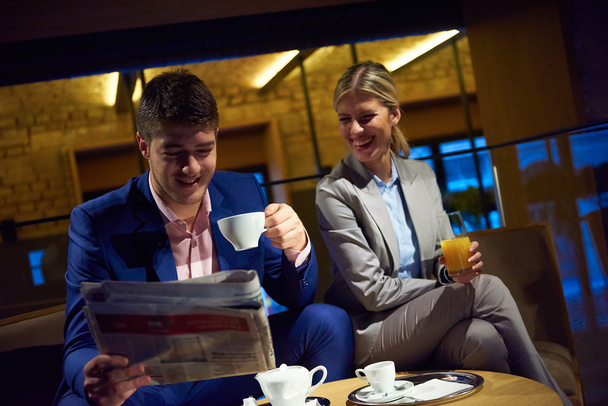 business couple take drink after work - Foto, afbeelding