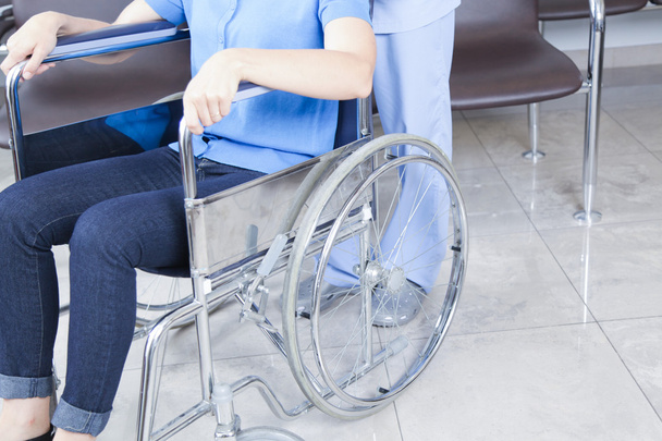 медсестра допомагає жінці в інвалідному візку
 - Фото, зображення