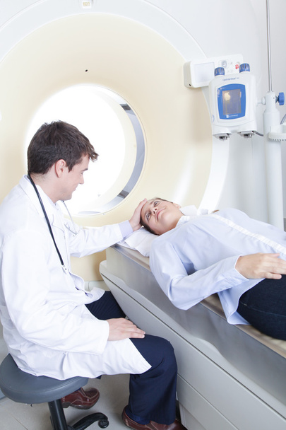 Médico fazendo tomografia ao paciente
 - Foto, Imagem