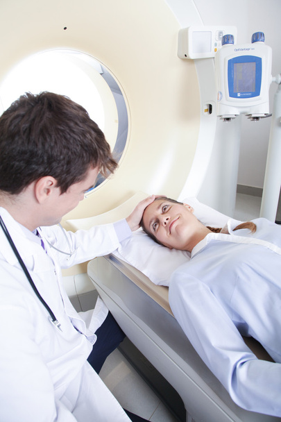 Lekarz robi tomografii komputerowej do pacjenta - Zdjęcie, obraz