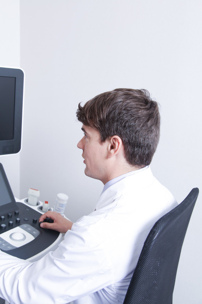 Médico fazendo uma ultrassonografia doppler
 - Foto, Imagem
