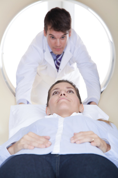 Médico fazendo tomografia ao paciente
 - Foto, Imagem