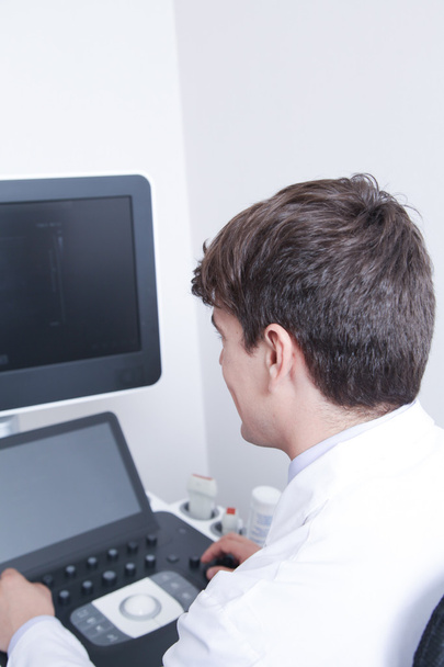 Doppler ultrason yapıyor doktor - Fotoğraf, Görsel