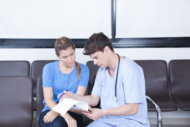 Мужчина медсестра разговаривает с женщиной
 - Фото, изображение