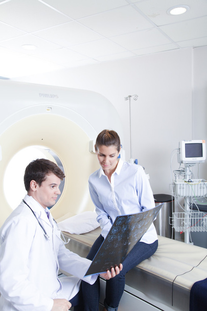 Doctor showing tomography to patient - Photo, Image