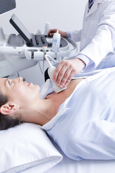 Médico fazendo uma ultrassonografia doppler
 - Foto, Imagem