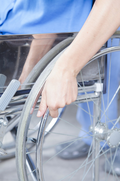 Nahaufnahme einer Patientin im Rollstuhl - Foto, Bild