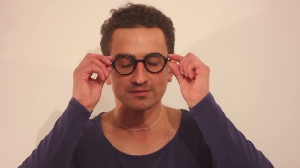 Myopia Man Put off Glasses and Feel Bad - Video, Çekim