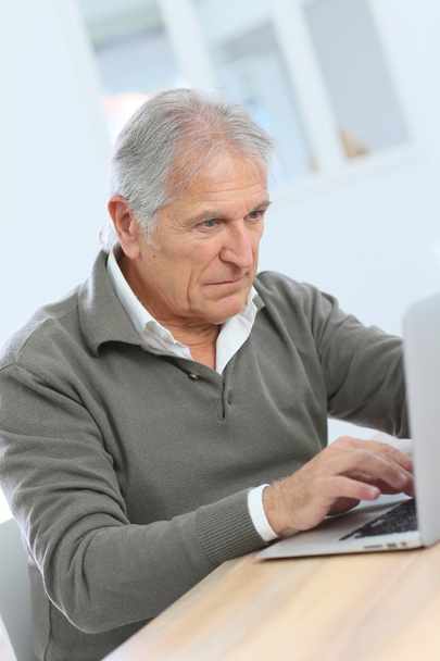 Senior man using laptop computer - Foto, Imagem