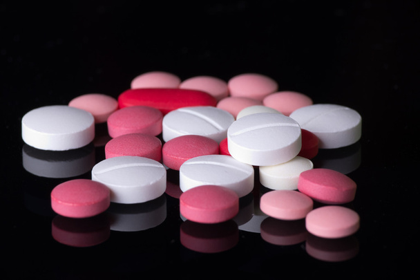 Coloridas pastillas en la pila
 - Foto, Imagen
