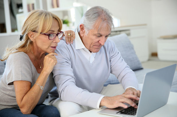 Senior couple at home websurfing - 写真・画像