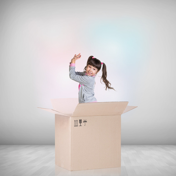 Belle petite fille dans une boîte en carton
 - Photo, image