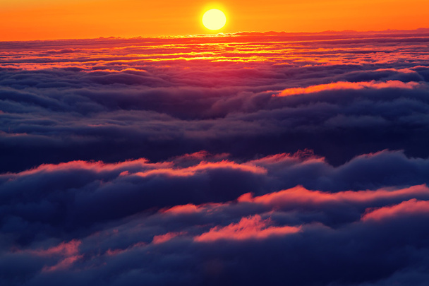 puesta de sol en la colina sobre las nubes
 - Foto, imagen