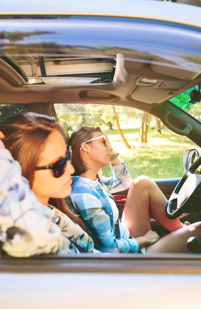Araba içinde oturma dinlenme iki genç kadın - Fotoğraf, Görsel