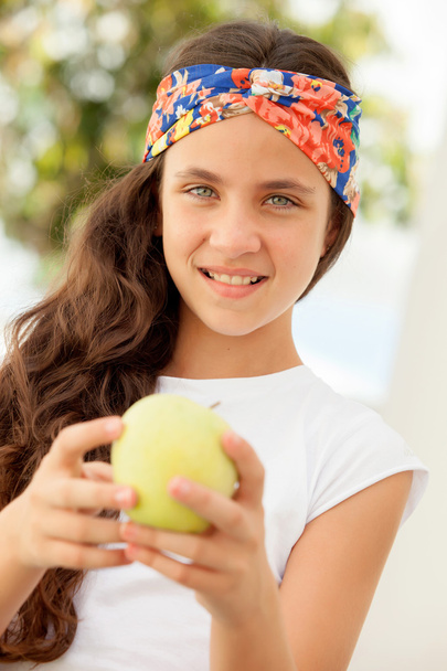 Έφηβος κορίτσι τρώει ένα μήλο - Φωτογραφία, εικόνα