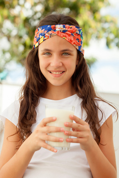 Teenager Mädchen trinkt Milch - Foto, Bild
