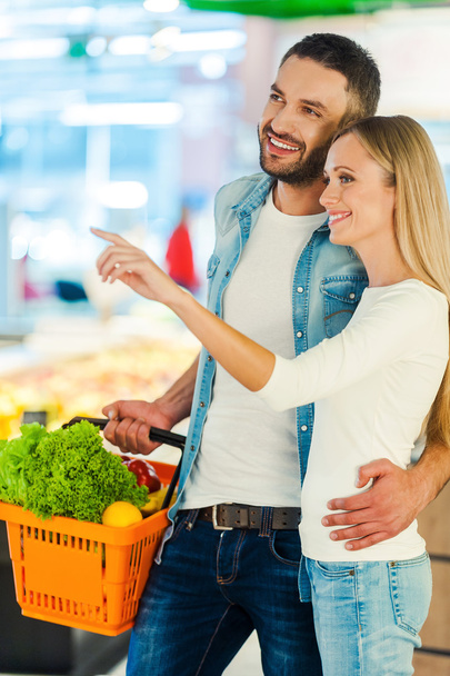 young couple  in food store - Foto, Imagen