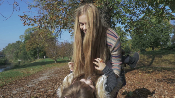秋の公園で彼女のお母さんを楽しんで少女. - 映像、動画