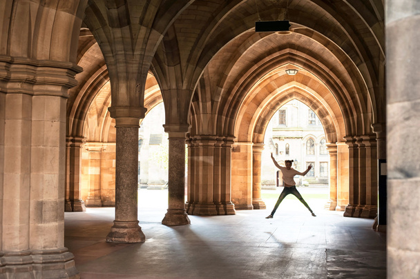 Silhouet van gelukkig meisje springen hoog omhoog in kloosters van Glasgow - Foto, afbeelding
