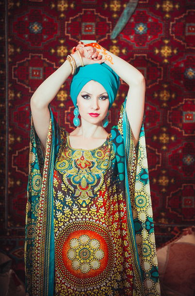 Porträt einer schönen Frau in orientalischem Kleid. Anmut und Schönheit. - Foto, Bild