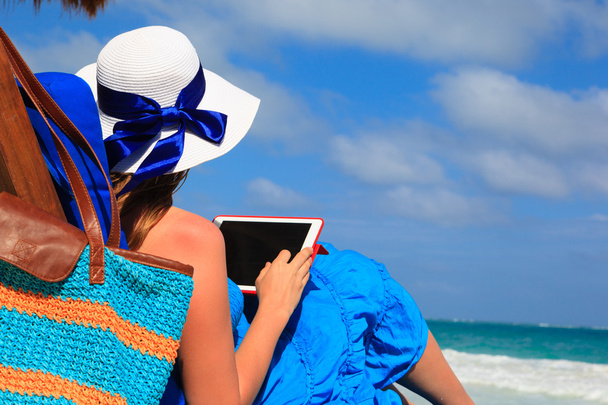 vrouw met touchpad op tropisch strand - Foto, afbeelding