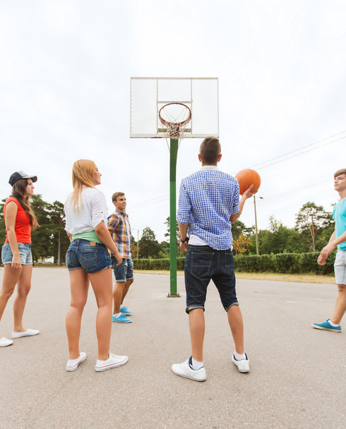 group of happy teenagers playing basketball - Zdjęcie, obraz
