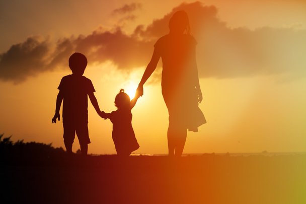madre e due bambini che camminano al tramonto
 - Foto, immagini