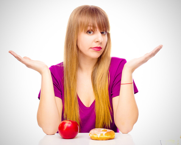 フルーツやお菓子の間の選択の女性 - 写真・画像