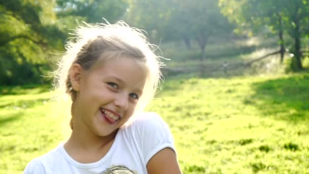 Hravý a šťastná mladá dívka s úsměvem a flirtování - Záběry, video