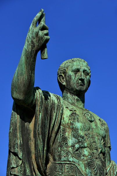 Statue de César Auguste Nerva avec ciel bleu
 - Photo, image
