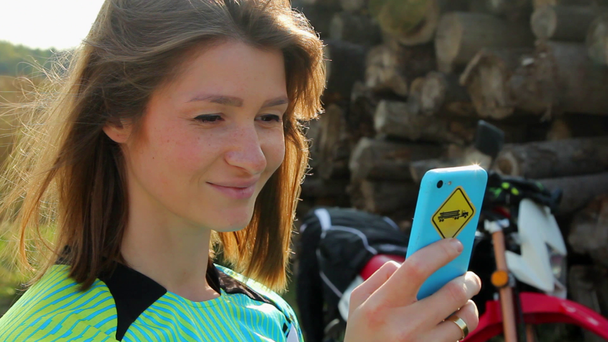 Feminino motociclista ficar em contato com Smartphone
 - Filmagem, Vídeo