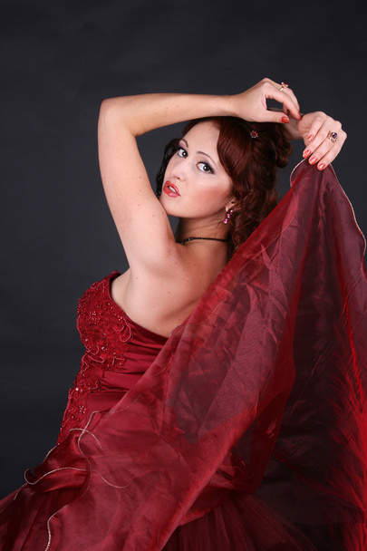 Piękna rudowłosa dziewczyna tańczy studio namiętny taniec hiszpański na ciemnym tle - Zdjęcie, obraz