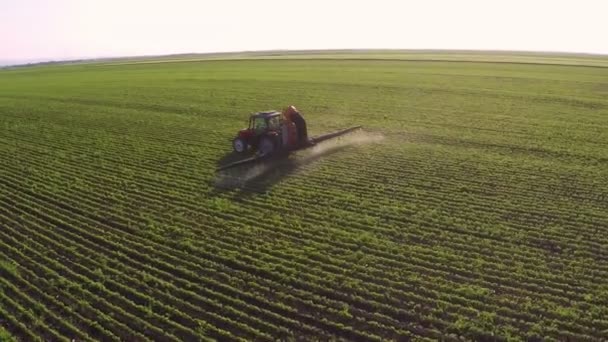 El tractor rocía el campo de soja con productos químicos
 - Imágenes, Vídeo