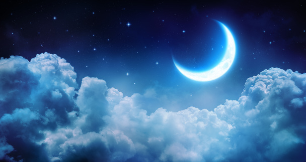 Lune romantique dans la nuit étoilée sur les nuages
 - Photo, image