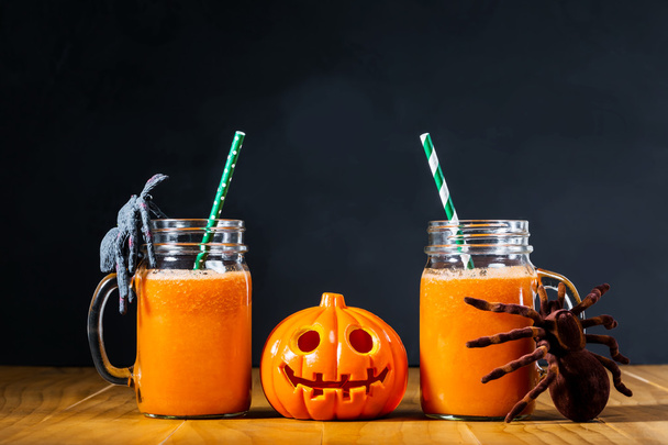 Halloween pumpkin with carrot juice in masons jars - Foto, Imagen