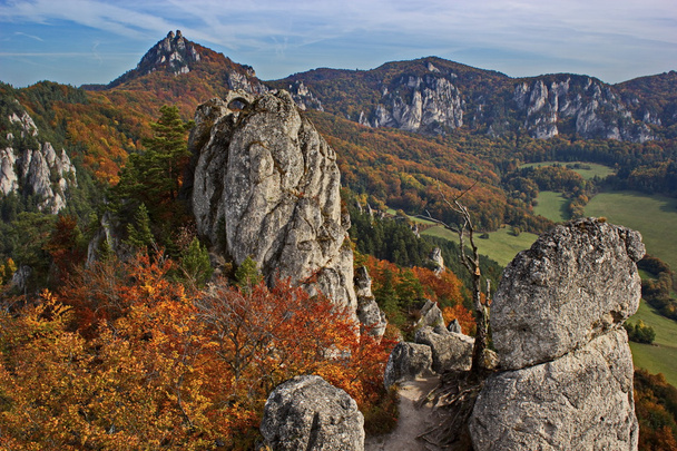 barevné skalnatou krajinou uprostřed podzimu, Slovensko - Fotografie, Obrázek