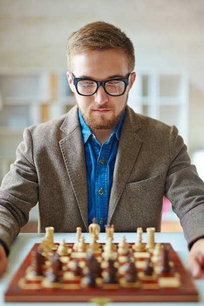 επιχειρηματίας ψάχνει στο σκάκι στην σκακιέρα - Φωτογραφία, εικόνα