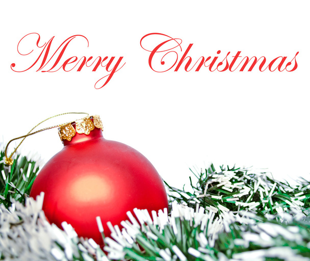 Rosso palla ornamento di Natale con corona isolata su bianco
 - Foto, immagini