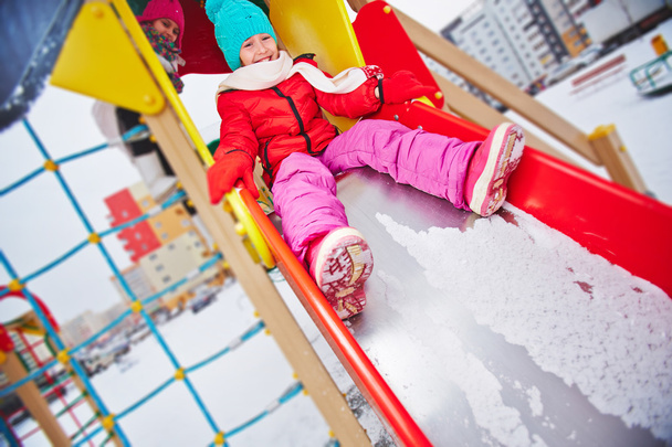 κορίτσια το χειμώνα να φοράτε σε παιδική χαρά - Φωτογραφία, εικόνα