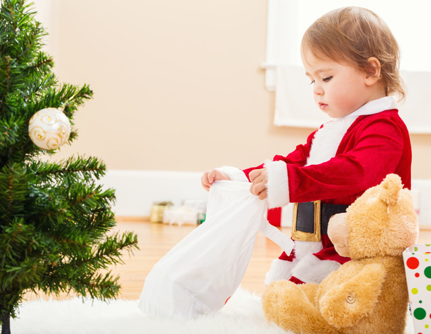Bambina che gioca con i suoi nuovi giocattoli di Natale
 - Foto, immagini